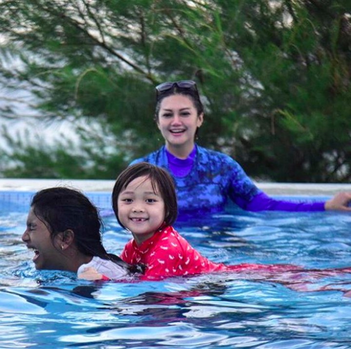 <p>Bella menghabiskan waktu untuk menemani Diandra berenang. Seru banget ya cara mereka melewatkan waktu bersama. (Foto: Instagram @bellashapiraofficial)</p>