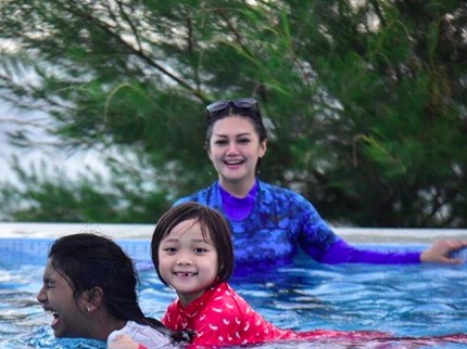 8 Momen Kebersamaan Bella Saphira dengan 2 Anak Sambungnya