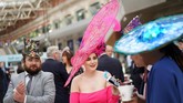 FOTO: Dari Kuda dan Lebah, Topi Unik di Royal Ascot Inggris Royal Ascot juga diramaikan dengan semaraknya topi-topi unik khas Inggris. Dari desain bunga sampai binatang juga ditampilkan di sini.