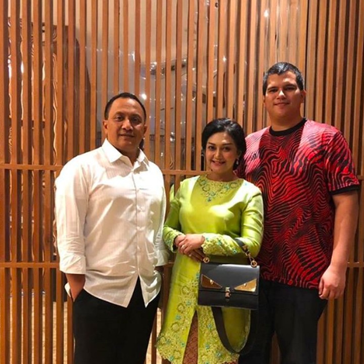 <p>Meski sudah besar namun Toddy tak canggung bepergian bersama kedua orang tuanya. Wah kayanya Toddy memang tipe anak yang sayang keluarga ya. (Foto: Instagram @toddch)</p>
