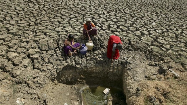 Waduk Chembarambakkam yang merupakan salah satu sumber air di wilayah Chennai kini kering kerontang.