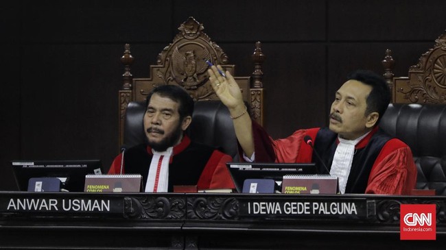 Tim Hukum Prabowo beberapa kali dingatkan karena mengajukan pertanyaan yang melenceng kepada ahli IT dari KPU, Marsudi Wahyu Kisworo.