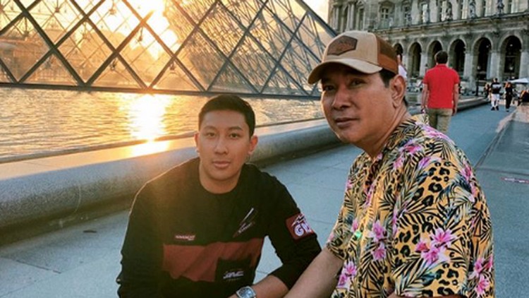 Meski telah lama bercerai, Tommy Soeharto dan Tata Cahyani tetap akur saat menghadiri wisuda putra pertama mereka.