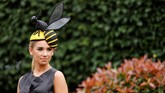 FOTO: Dari Kuda dan Lebah, Topi Unik di Royal Ascot Inggris Royal Ascot juga diramaikan dengan semaraknya topi-topi unik khas Inggris. Dari desain bunga sampai binatang juga ditampilkan di sini.