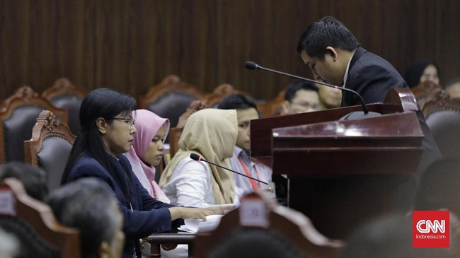 Saksi Prabowo-Sandi, Rahmadsyah, yang berstatus tahanan kota kasus pelanggaran UU ITE mengajukan izin ke pihak Kejari dengan alasan menemani orang tua berobat. 