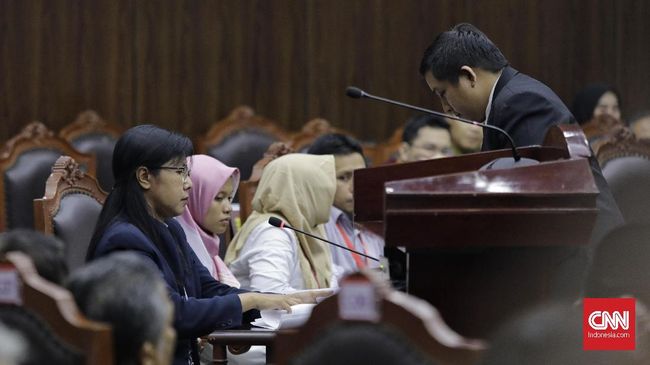 Sidang Ketiga Pilpres, Drama 20 Jam dan Cerita Saksi Mundur Total ada 14 saksi dari tim Prabowo yang bersaksi di ruang sidang MK dari kemarin pagi hingga dini hari tadi, sementara dua ahli memberi keterangannya.