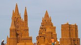 FOTO: 'Memahat' Fantasi Lewat Pasir dan Air Sebanyak 40 orang seniman mewujudkan fantasi menggunakan pasir khusus dan air untuk Festival Patung Pasir di Ostend, Belgia.
