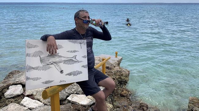 FOTO: Melukis di Kedalaman Riak Lembut Lautan