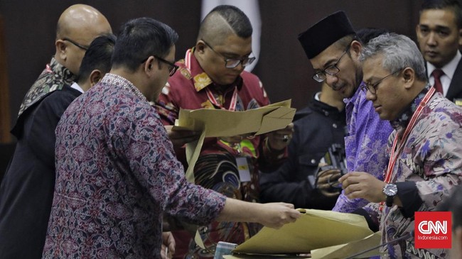 Ketua KPU Arief Budiman heran dengan bukti amplop yang disodorkan di MK seperti belum digunakan. Padahal saksi menemukan amplop surat suara berserakan.