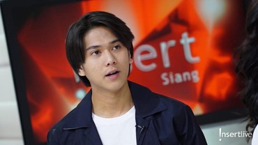 img-title Bangganya Iqbaal Ramadhan Pamer Pakai Cincin Buatan Kekasih