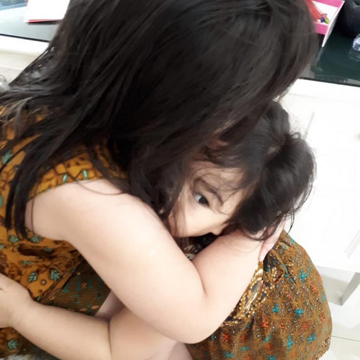 <span class="im">Hangat sekali ya pelukan antara kakak dan adik ini. (Foto: Instagram @astridtiar127)</span>