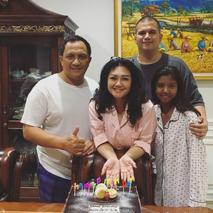 <p>Sang suami, Agus Surya Bakti bersama kedua anaknya, Toddy dan Diandra memberikan kejutan ulang tahun pada Bella. (Foto: Instagram @toddch)</p>
