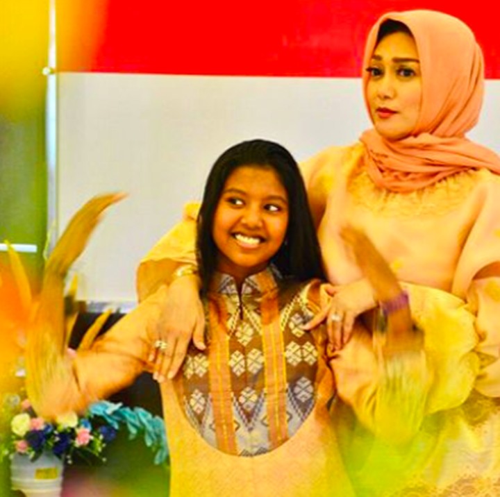 <p>Mengikuti gaya Diandra yang beranjak remaja, Bella pun pose dengan gaya ABG. <em>He-he-he</em>. (Foto: Instagram @bellashapiraofficial)</p>