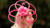 FOTO: Dari Kuda dan Lebah, Topi Unik di Royal Ascot Inggris Royal Ascot juga diramaikan dengan semaraknya topi-topi unik khas Inggris. Dari desain bunga sampai binatang juga ditampilkan di sini.