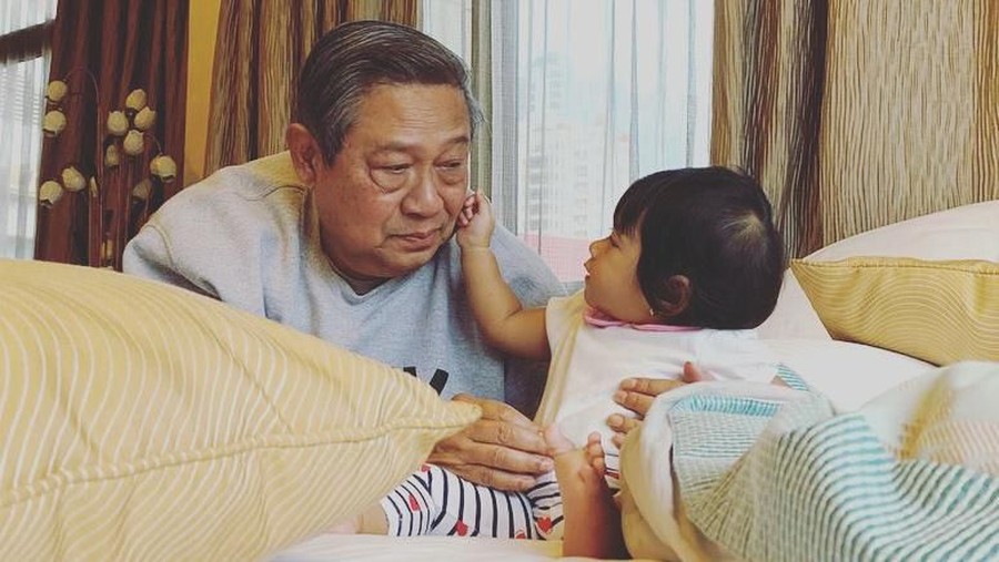 Setelah lebih dari dua minggu kepergian Ani Yudhoyono, SBY bahagia bisa dihibur oleh sang cucu, Baby Gaia.