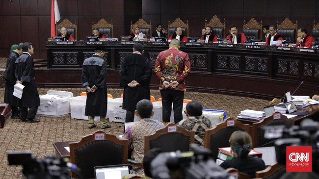 MK saat ini tengah menggelar rapat permusyawaratan hakim (RPH) sebelum pembacaan putusan yang dijadwalkan 28 Juni 2019.