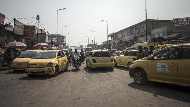 Saat jam sibuk, penumpang bus berdesakan bak ikan sarden. Kecepatan kendaraan dibawah 10 kilometer per jam.