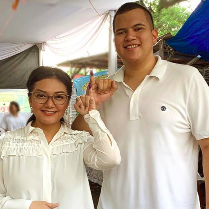 <p>Pada Pemilu April lalu, Bella ke TPS bersama Toddy nih. Enggak ketinggalan wefie dulu setelah nyoblos. (Foto: Instagram @bellashapiraofficial)  </p>
