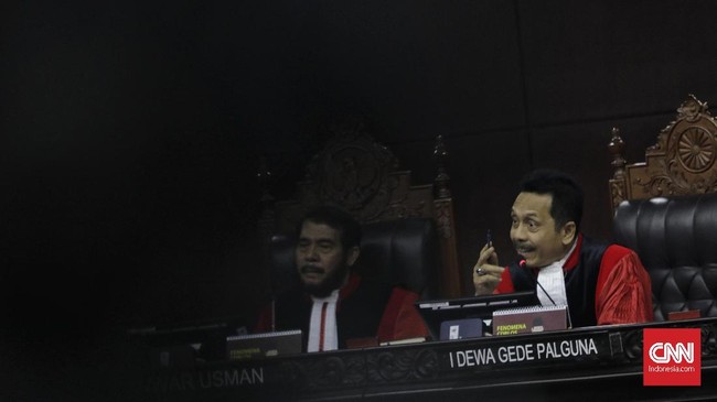 Hakim MK I Dewa Gede Palguna sempat tersulut dengan Tim Hukum Prabowo soal pergantian saksi. Perdebatan akhirnya diskors untuk salah ashar dan maghrib.
