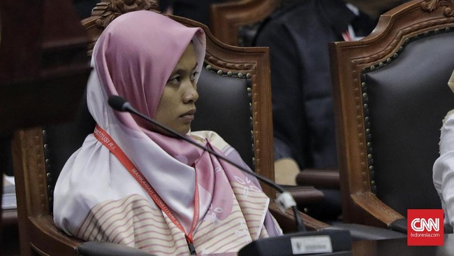 Saksi Prabowo-Sandi, Nur Lathifah bersaksi melihat petugas pemilu mencoblos lima belas surat suara pada pilpres 2019 di Dusun Minosari, Boyolali, Jawa Tengah.