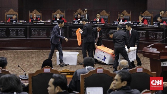 Hingga pukul 12.55 WIB, tim kuasa hukum Prabowo-Sandi terpantau masih melakukan proses administrasi perbaikan permohonan di bagian kepaniteraan MK.