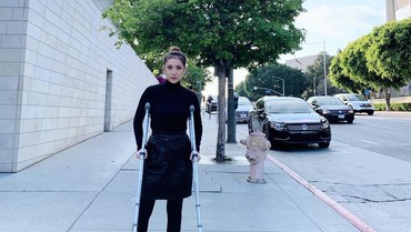 img-title Kenapa dengan Kaki BCL hingga Pakai Tongkat Saat di Los Angeles?
