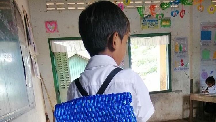 Kreatif Seorang Ayah Buatkan Tas Sekolah Anak dari Tali Rafia