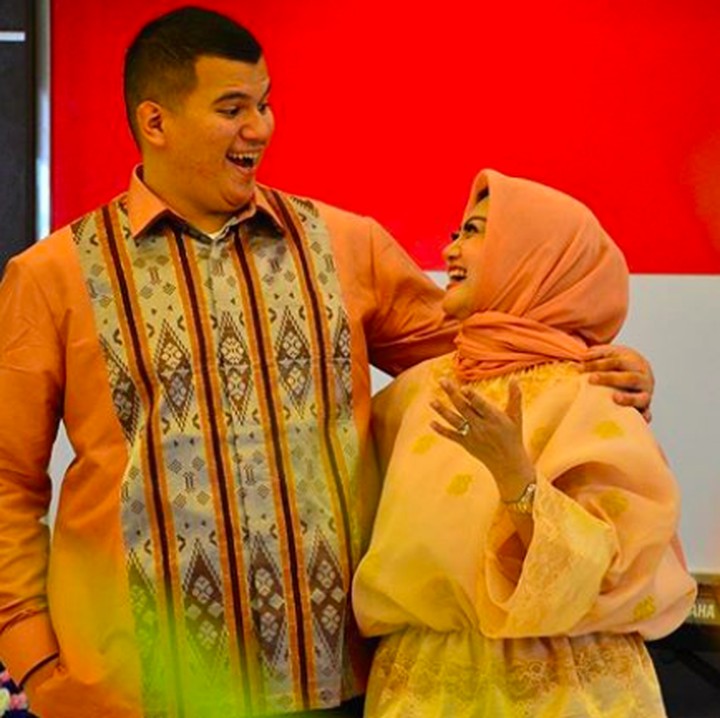<p>Bella nampak cukup dekat dengan si sulung, Toddy. Tak ada jarak di antara anak dan ibu satu ini. Ibu menjadi sapaan Toddy untuk Bella. (Foto: Instagram @toddch)</p>
