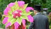 FOTO: Dari Kuda dan Lebah, Topi Unik di Royal Ascot Inggris Royal Ascot juga diramaikan dengan semaraknya topi-topi unik khas Inggris. Dari desain bunga sampai binatang juga ditampilkan di sini.