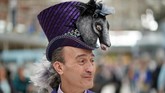 FOTO: Dari Kuda dan Lebah, Topi Unik di Royal Ascot Inggris Royal Ascot juga diramaikan dengan semaraknya topi-topi unik khas Inggris. Dari desain bunga sampai binatang juga ditampilkan di sini.