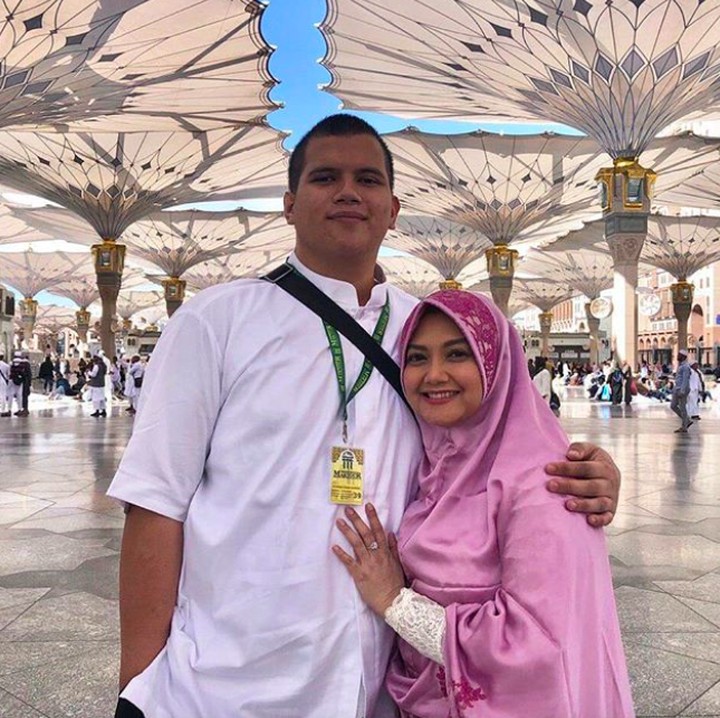 <p>Beberapa waktu lalu, Bella dan keluarganya melakukan ibadah umrah. Saat berfoto bersama sang ibu, Toddy berdoa semoga selanjutnya bisa umrah dengan pasangan halalnya. (Foto: Instagram @toddch)</p>
