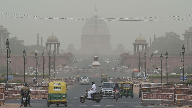 Sebanyak 33 orang meninggal dunia karena gelombang panas yang terjadi di India. Imbas gelombang panas, suhu mencapai 52,9 derajat celcius.