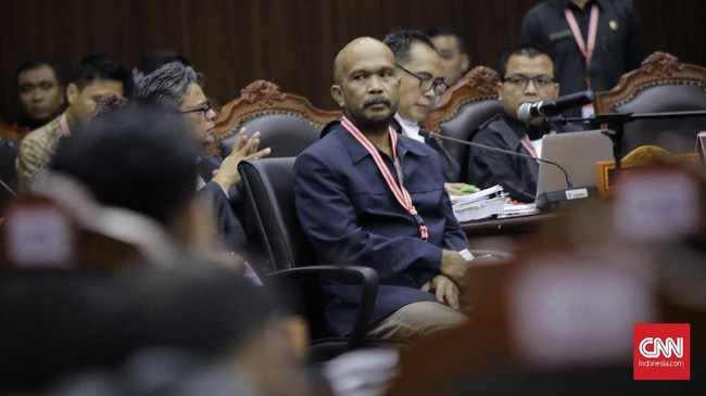 Mahkamah Konstitusi (MK) menskors sidang sengketa Pilpres 2019 lima menit karena saksi Prabowo-Sandi, Idham Amiruddin, tak kuat menahan buang air kecil.