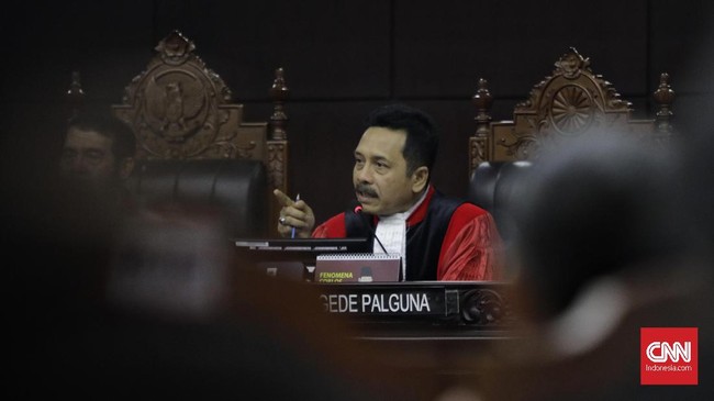 Majelis Kehormatan Mahkamah Konstitusi (MKMK) meminta para pelapor melengkapi laporannya beserta bukti terkait dugaan pelanggaran etik terhadap hakim MK.