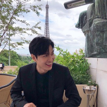 Senyum Manis Lee Min Ho Saat Tiba di Bali