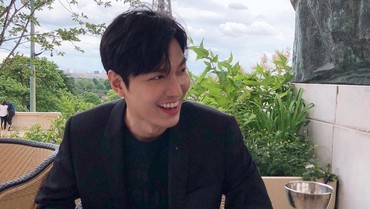 img-title Senyum Manis Lee Min Ho Saat Tiba di Bali