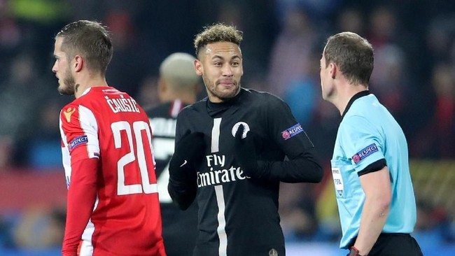 Bintang PSG Neymar dihukum larangan tiga pertandingan oleh UEFA terkait penghinaan terhadap ofisial pertandingan saat melawan Manchester United, Maret lalu.