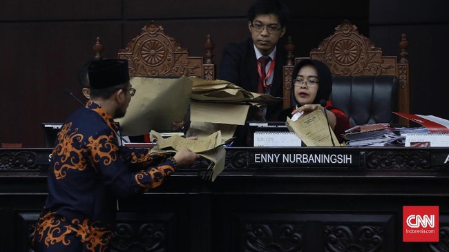 TKN Jokowi-Ma'ruf menduga ketentuan hukum acara yang sudah diatur MK telah dilanggar kubu Prabowo-Sandi. MK pun diminta tak perlu masuk ke pokok perkara.