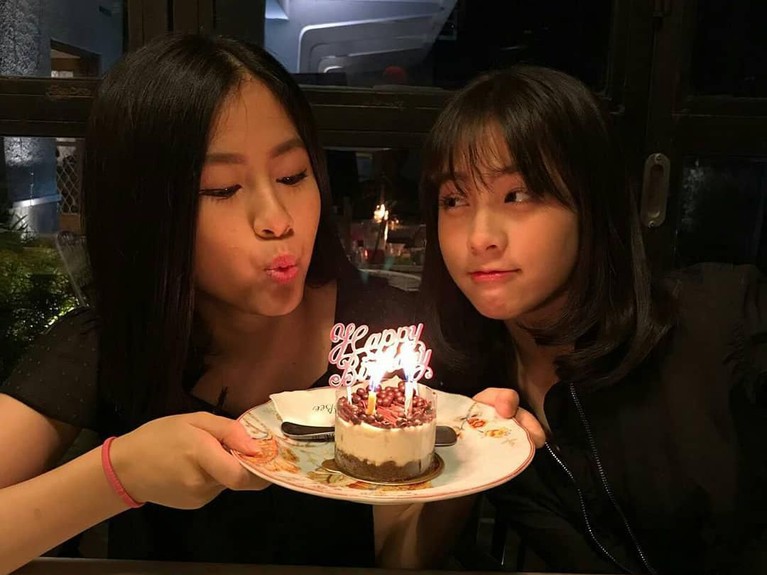 Memiliki perbedaan usia yang tak jauh, tak heran jika Zara dan Kyla JKT48 sering disebut seperti anak kembar. Kira-kira semirip apa ya mereka?