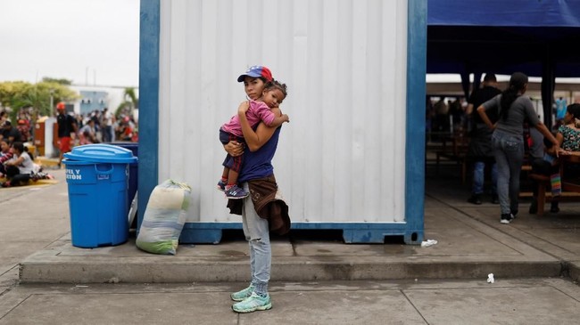 FOTO: Ratapan Perempuan Venezuela yang Terempas Krisis