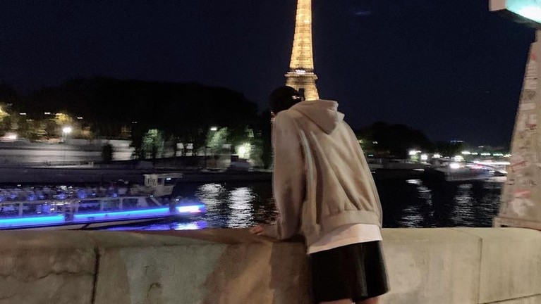 Potret Tampan Lee Min Ho Saat Pelesir ke Paris Pada hari Selasa (18/6) kemarin, Lee Min Ho bertolak ke Paris, Prancis. Tengok ketampanan aktor yang baru saja merampungkan wajib militernya tahun ini