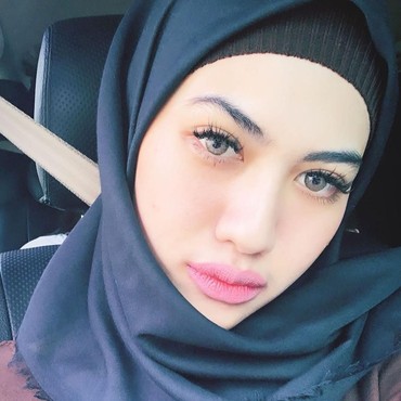 Potret Cantik Della Perez Kenakan Hijab