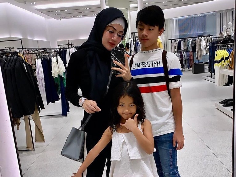 Della Perez baru-baru ini memberikan isyarat tentang niatnya istikamah kenakan hijab. Berikut potret-potret cantik Della Perez berhijab.