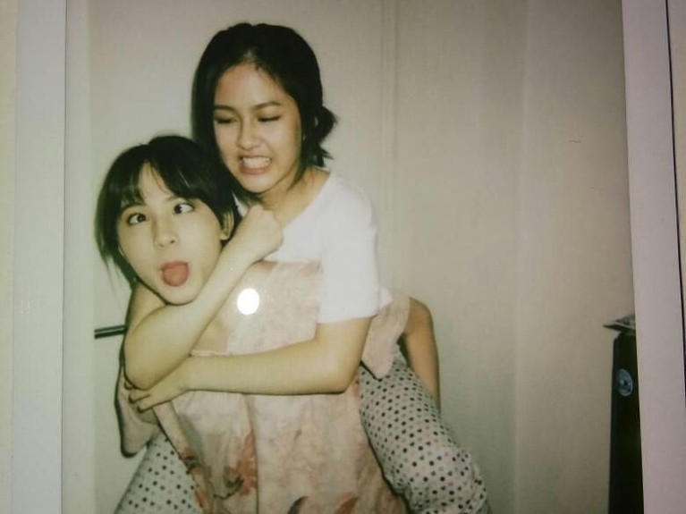 6 Potret Kebersamaan Zara & Kyla JKT48 bak Sepasang Anak Kembar Memiliki perbedaan usia yang tak jauh, tak heran jika Zara dan Kyla JKT48 sering disebut seperti anak kembar. Kira-kira semirip apa ya mereka?