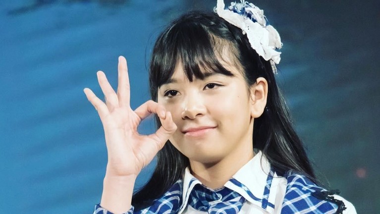 Azizi Shafa Asadel adalah anak presenter Fadli Akhmad yang menjadi member JKT48. Berikut ini deretan potret menggemaskan Zee JKT48.