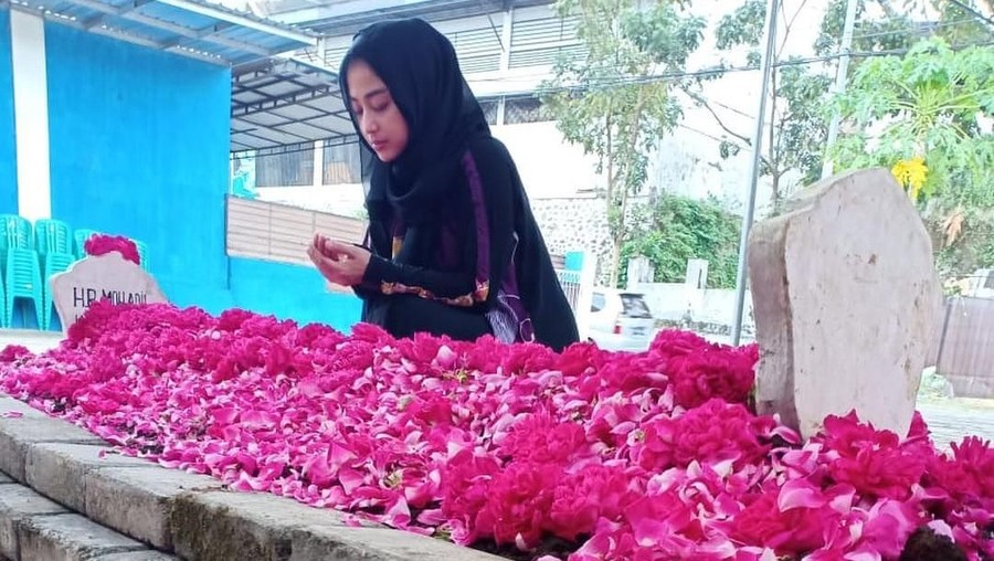 Dewi Perssik Sejumlah artis ditinggal orangtua untuk selamanya di tahun 2019.