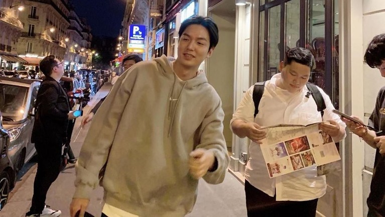 Pada hari Selasa (18/6) kemarin, Lee Min Ho bertolak ke Paris, Prancis. Tengok ketampanan aktor yang baru saja merampungkan wajib militernya tahun ini