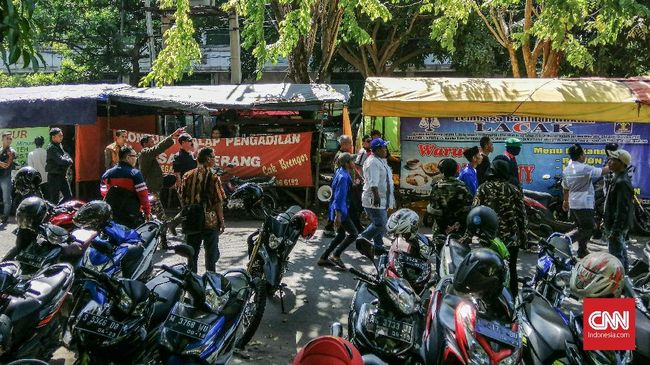 Sidang Gus Nur, Anggota Banser dan FPI Sempat Baku Pukul Lanjutan sidang Gus Nur yang sedianya digelar hari ini ditunda majelis hakim karena saksi dan ahli yang diundang Jaksa Penuntut Umum (JPU) tak bisa hadir.