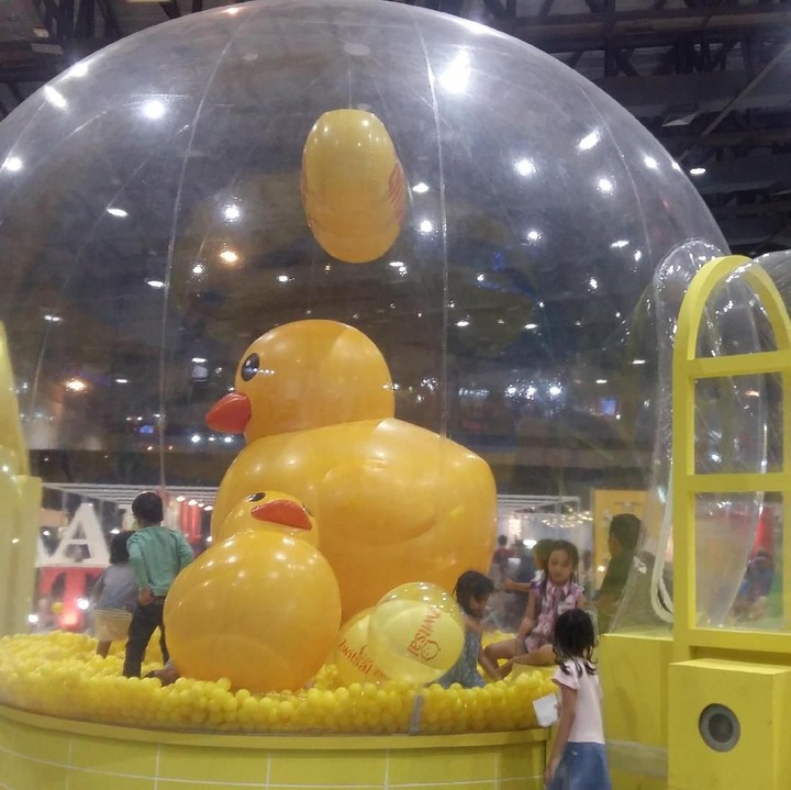 <div>Arena mandi bola dalam bubble besar. Ada boneka bebek berukuran besar yang jadi daya tarik anak-anak.</div>