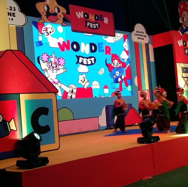 <div>Wonderstage, panggung utama tempat berbagai lomba dan aktivitas berlangsung. Akan ada beberapa penampilan artis cilik, seperti Anneth, Neona, Gisel & Gempi, Dru & Widuri The Sasonos Fam.</div>